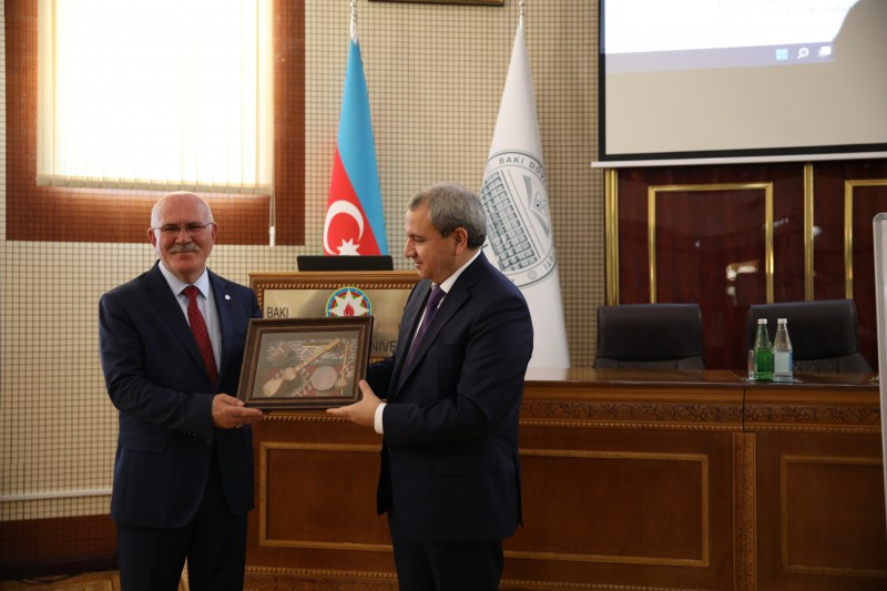 Uşak Universitetinin rektoru BDU-da “Bəzi yeni ardıcıllıqlar fəzası” mövzusunda məruzə edib