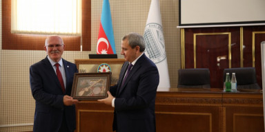 Uşak Universitetinin rektoru BDU-da “Bəzi yeni ardıcıllıqlar fəzası” mövzusunda məruzə edib