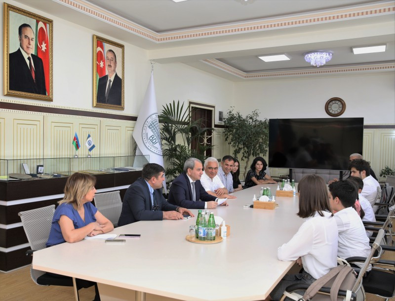 “Gənc istedadlar” liseyinin uğurları ilə seçilən bir qrup şagirdi ilə görüş