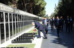 BDU kollektivi Fəxri Xiyabanı və Şəhidlər Xiyabanını ziyarət edib