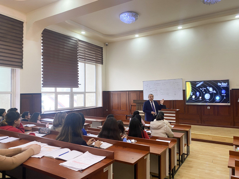 Rektor Elçin Babayev BDU-da ilk dərsin başlamasının 103 illiyi münasibətilə tələbələrə xüsusi mühazirə deyib