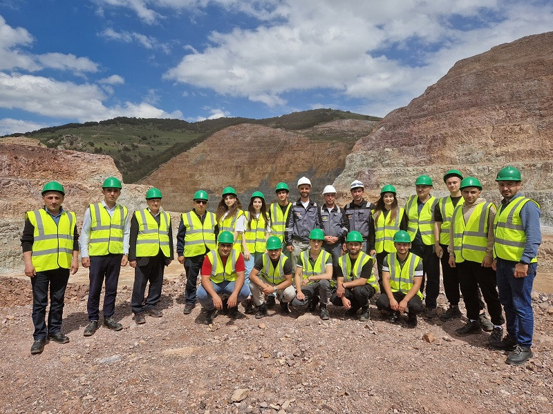 Geologiya fakültəsinin bir qrup profesor-müəllim və tələbə heyətinin "AzerGold" QSC-nin Çovdar Filiz Emalı Sahəsinə tanıtım-təcrübə səyahəti həyata keçirilib