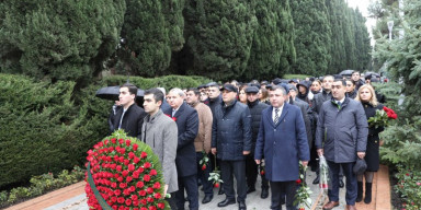 BDU kollektivi Fəxri xiyabanı ziyarət edib