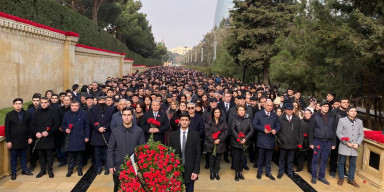 BDU kollektivi Şəhidlər xiyabanını ziyarət edib