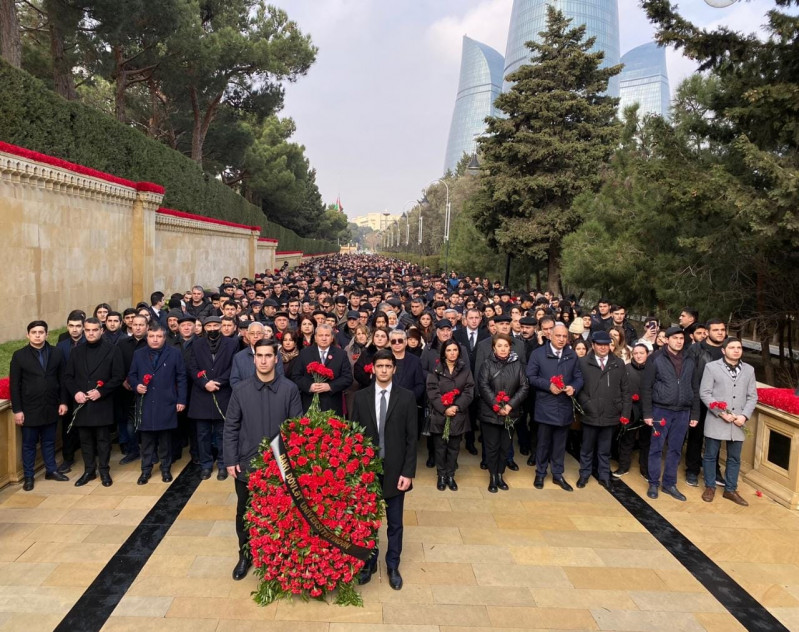 BDU kollektivi Şəhidlər xiyabanını ziyarət edib