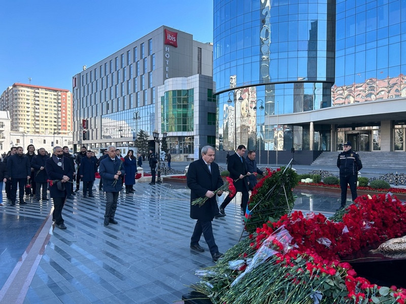 BDU kollektivi “Ana harayı” abidəsini ziyarət edib