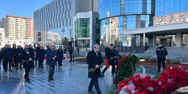 BDU kollektivi “Ana harayı” abidəsini ziyarət edib