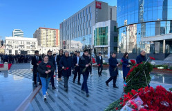 BDU kollektivi “Ana harayı” abidəsini ziyarət edib