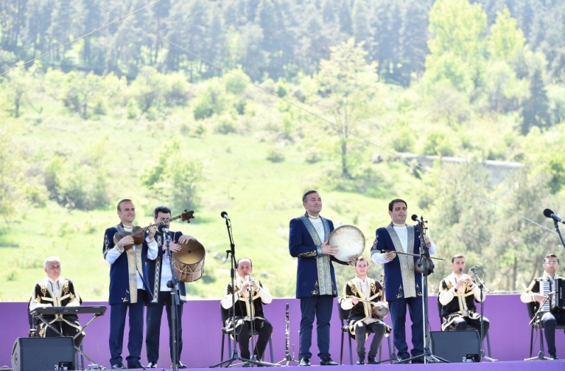 Azərbaycan Respublikasının Prezidenti İlham Əliyev və birinci xanım Mehriban Əliyeva Şuşada “Xarıbülbül” festivalının açılışında iştirak ediblər