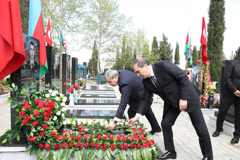 BDU rəhbərliyi Gəncə Şəhidlər xiyabanını ziyarət edib