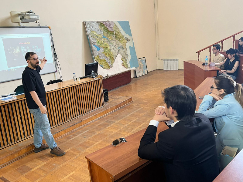 Tanınmış texnobloger Fərid Pərdəşünas BDU-nun tələbə-jurnalistlərinə ustad dərsi keçib