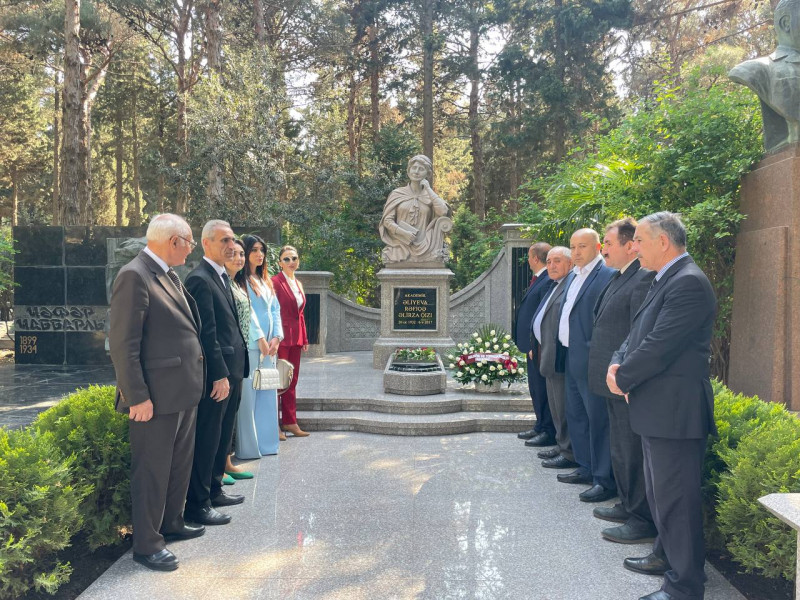 Akademik Rəfiqə xanım Əliyevanın məzarı ziyarət olunub