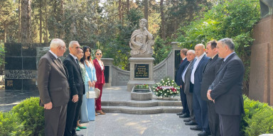 Akademik Rəfiqə xanım Əliyevanın məzarı ziyarət olunub