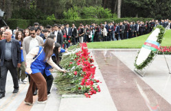 BDU kollektivi Fəxri xiyabanı ziyarət edib