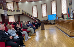 Karlova Universitetinin professoru elmi seminar keçirdi