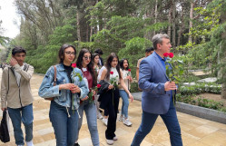 Coğrafiya fakültəsinin heyəti Ulu öndər Heydər Əliyevin məzarını ziyarət edib