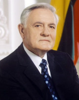 VALDAS ADAMKUS