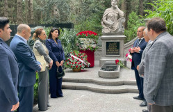 BDU əməkdaşları akademik Rəfiqə Əliyevanın məzarını ziyarət ediblər