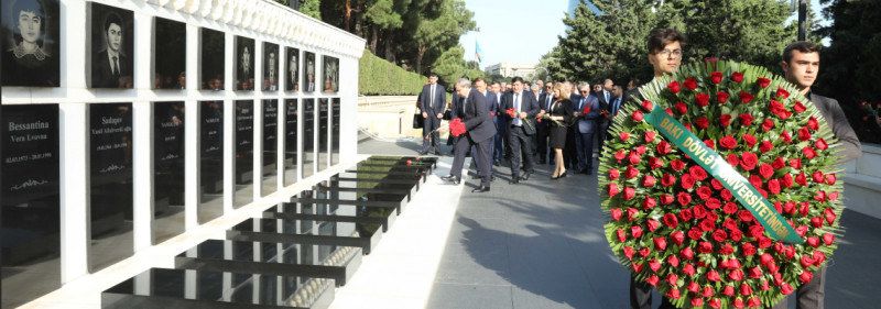 BDU kollektivi Fəxri xiyabanı və Şəhidlər xiyabanını ziyarət edib