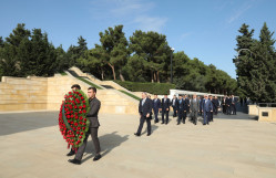 BDU kollektivi Fəxri xiyabanı və Şəhidlər xiyabanını ziyarət edib