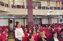 ABŞ-ın professoru elmi seminar təqdim etdi