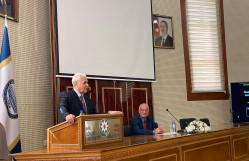 ABŞ-ın professoru elmi seminar təqdim etdi