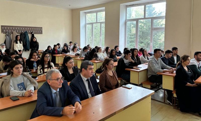 Fizika fakültəsi Tələbə Elmi Cəmiyyətinin elmi seminarı keçirilib