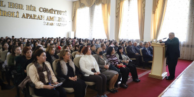 Fizika fakültəsinin professoru Gəncə Dövlət Universitetində ustad dərsləri keçib