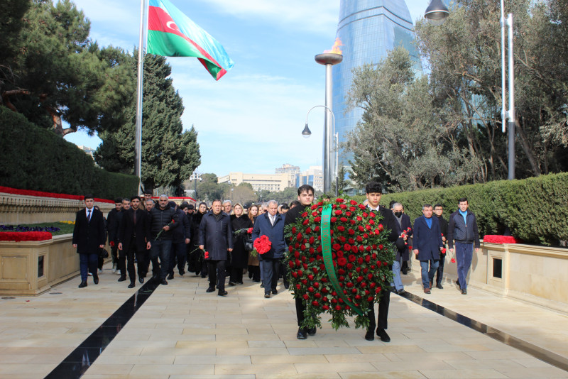 BDU kollektivi Şəhidlər xiyabanını ziyarət edib