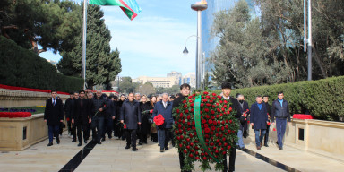 BDU kollektivi Şəhidlər xiyabanını ziyarət edib