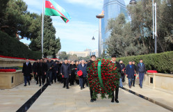 BDU kollektivi Şəhidlər xiyabanını ziyarət edib