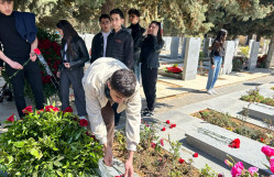 ’Aprel döyüşlərinin’’ il dönümü ilə bağlı Coğrafiya fakültəsinin bir qrup müəllim- tələbə heyyəti 2 Saylı Fəxri Xiyabanı ziyarət etdilər