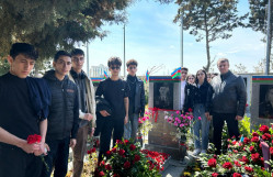 ’Aprel döyüşlərinin’’ il dönümü ilə bağlı Coğrafiya fakültəsinin bir qrup müəllim- tələbə heyyəti 2 Saylı Fəxri Xiyabanı ziyarət etdilər