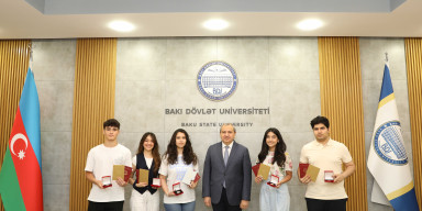 BDU rektoru “Gənc istedadlar” liseyinin qızıl və gümüş nişana layiq görülmüş məzunları ilə görüşüb