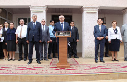 BDU-nun nəzdində “Gənc istedadlar” liseyində, İqtisadiyyat və Humanitar Kollecdə və Qazax filialında Bilik Günü