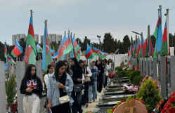 Tələbələrimiz II Fəxri xiyabanda Vətən müharibəsi şəhidlərinin məzarlarını ziyarət ediblər