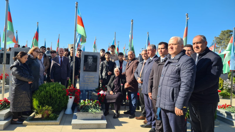 Coğrafiya fakültəsinin kollektivi Fəxri Xiyabanı ziyarət edib