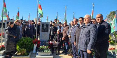 Coğrafiya fakültəsinin kollektivi Fəxri Xiyabanı ziyarət edib