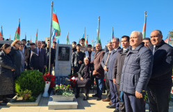 Coğrafiya fakültəsinin kollektivi Fəxri Xiyabanı ziyarət edib