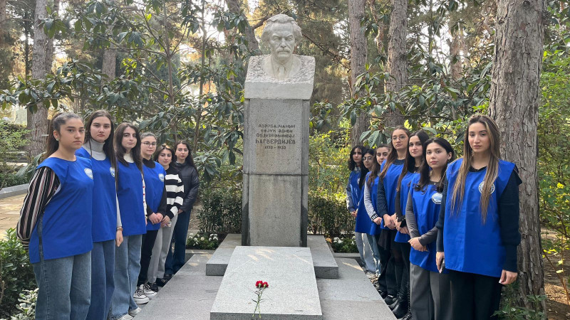 Filologiya fakültəsinin könüllüləri Əbdürrəhim bəy Haqverdiyevin məzarını ziyarət ediblər