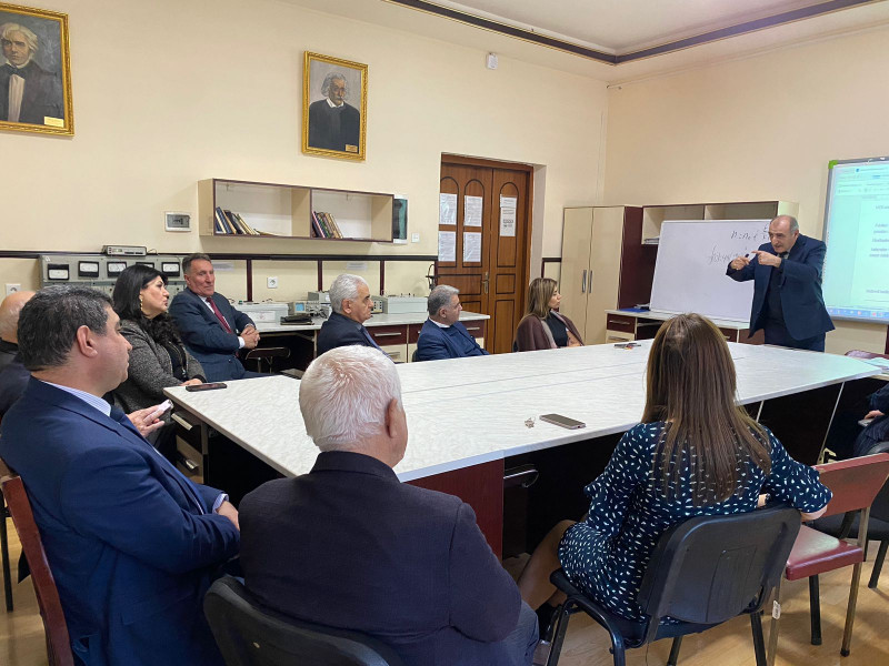 Elmi seminarda Fizikanın tədrisində fundamental nəzəriyyələr müzakirə olunub