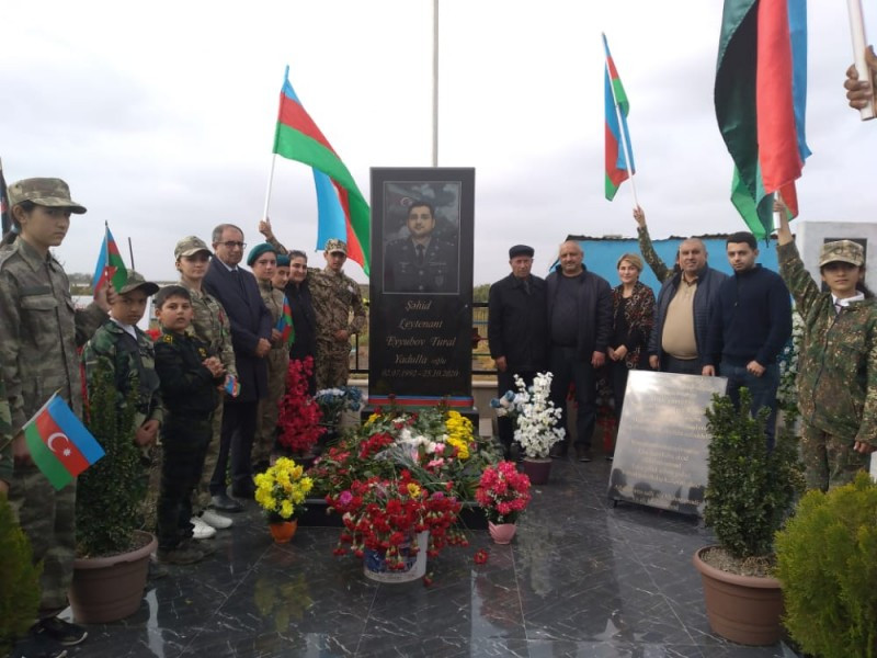 BDU əməkdaşları şəhid Tural Eyyubovun məzarını ziyarət ediblər