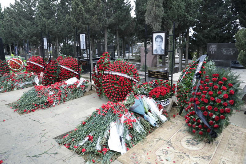 BDU əməkdaşları təyyarə qəzasında həlak olan ekipaj üzvlərinin məzarları önündə