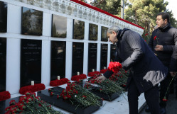 BDU kollektivi Şəhidlər xiyabanını ziyarət edib