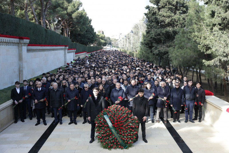 BDU kollektivi Şəhidlər xiyabanını ziyarət edib