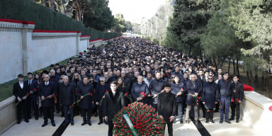 BDU kollektivi Şəhidlər xiyabanını ziyarət edib