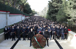 BDU kollektivi Şəhidlər xiyabanını ziyarət edib