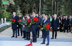 BDU tələbələri Ümummilli Lider Heydər Əliyevin məzarını ziyarət ediblər