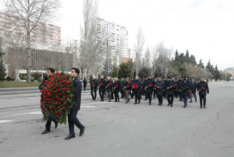 BDU kollektivi “Ana harayı” abidəsini ziyarət edib