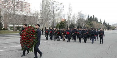 BDU kollektivi “Ana harayı” abidəsini ziyarət edib